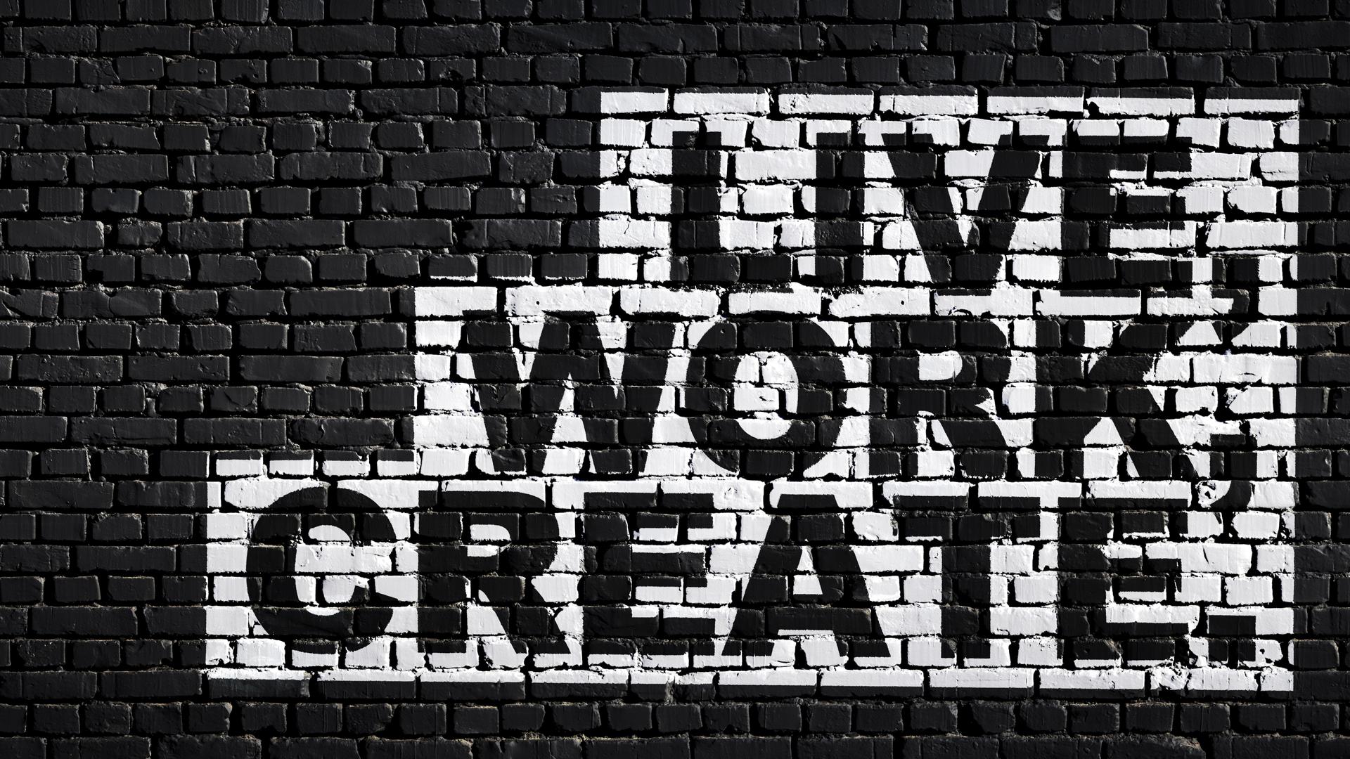 Concept de motivation, slogan sur le mur noir de brique